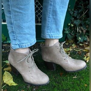 Women’s Tan Lace Up Ankle Boots Size 6US! ✨